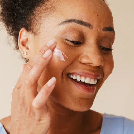 Bild zeigt Frau, die ihr Gesicht eincremt