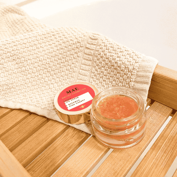 Lip Scrub MAE – für glatte, voluminöse Lippen mit Kirscharoma. Zusammensetzung: Bienenwachs, Vitamin E, Zuckerpartikel, Antioxidantien. Entfernt Hautschüppchen, fördert Durchblutung und Pflege.