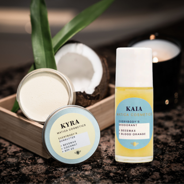 Geöffnete Sun Butter KYRA mit Kokosnuss & Deo KAIA – dein natürliches Pflege-Duo für heiße Tage: Feuchtigkeit, Schutz & Frische ohne Kompromisse.