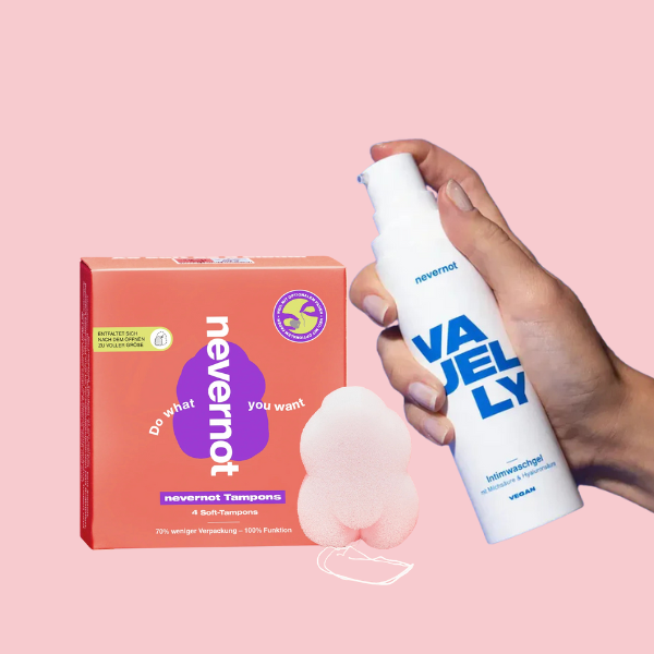 nevernot VAJELLY Intimwaschgel in der Hand und Soft Tampons daneben – sanfte Pflege und zuverlässiger Schutz für die Periode auf einen Blick.