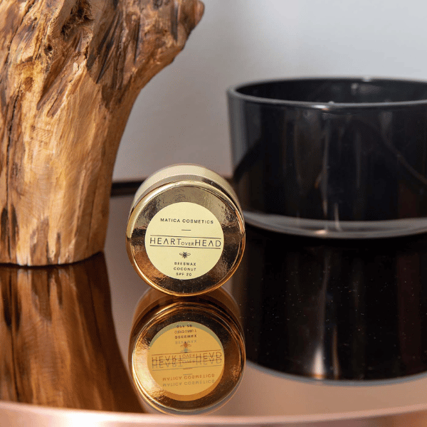 Die Tattoopflege HEART OVER HEAD von Matica Cosmetics zeigt sich in einer eleganten, minimalistischen Verpackung und betont ihre natürliche, pflegende Wirkung für Tattoos.