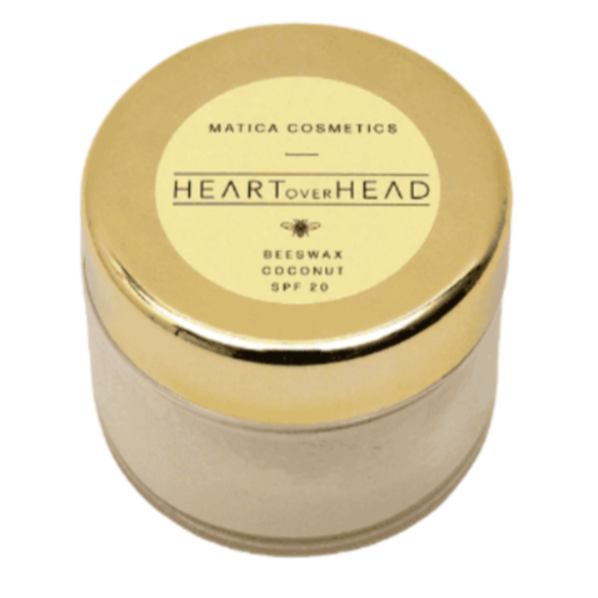 Die Tattoopflege HEART OVER HEAD von Matica Cosmetics zeigt sich in einer eleganten, minimalistischen Verpackung und betont ihre natürliche, pflegende Wirkung für Tattoos.