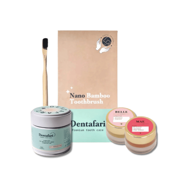 Das Set umfasst Zahnbürsten, Zahnpulver, Lip Scrub und Lip Butter in umweltfreundlicher Verpackung – für natürliche Pflege von Zähnen und Lippen.
