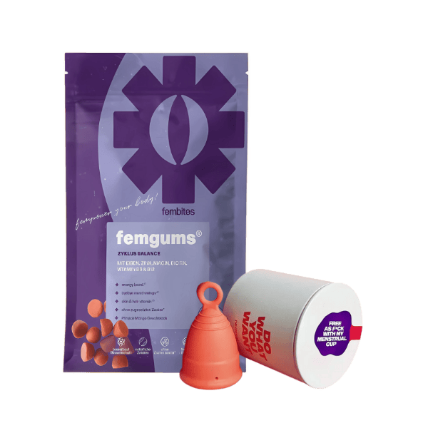 Das Bundle zeigt femgums® ZYKLUS BALANCE Kaubonbons neben der nachhaltigen nevernot Menstruationstasse – für hormonelle Balance und sicheren Schutz während der Periode.