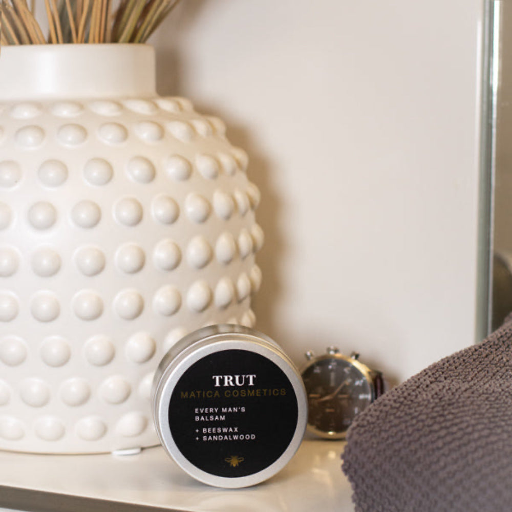 Der Balsam TRUT enthält Sandelholzöl, Bienenwachs, Jojobaöl, Sheabutter und Vitamin E für intensive Pflege, Feuchtigkeit und Hautschutz.