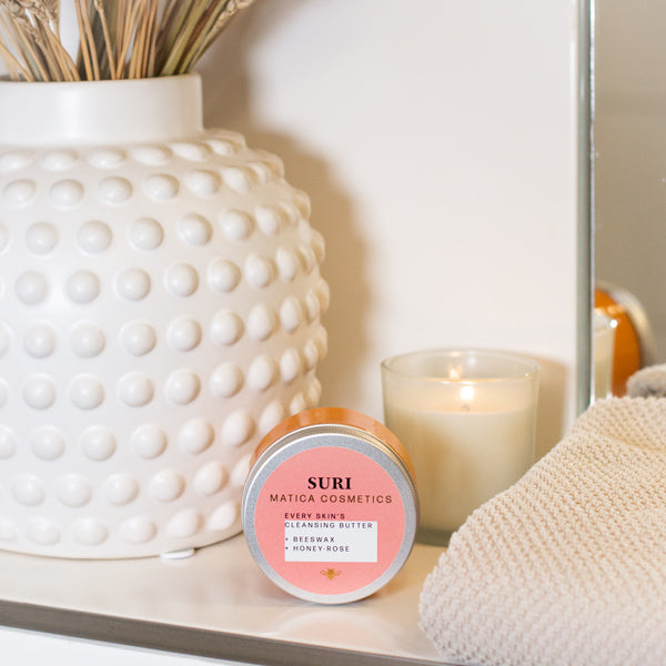 Die Cleansing Butter SURI reinigt sanft, spendet Feuchtigkeit und schützt mit Bienenwachs. Sie hinterlässt die Haut weich und verleiht einen natürlichen Glow.