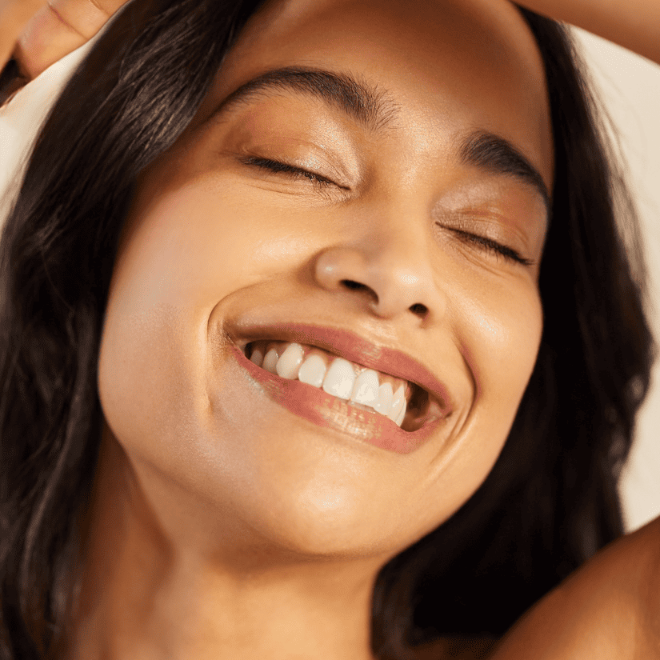 Bild zeigt lächelnde Frau mit geschlossenen Augen