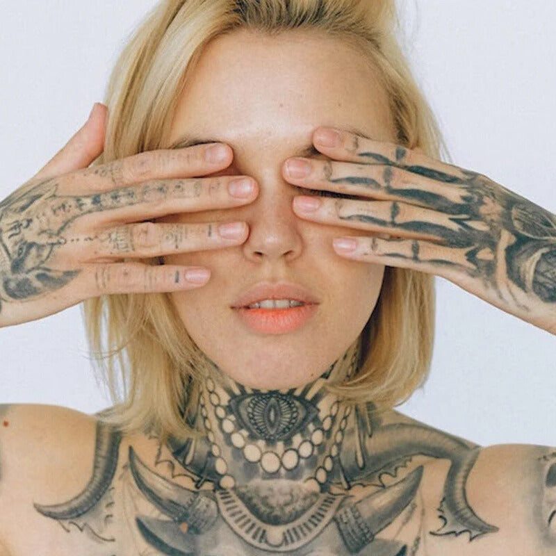 Bild zeigt Frau mit Tattoos 