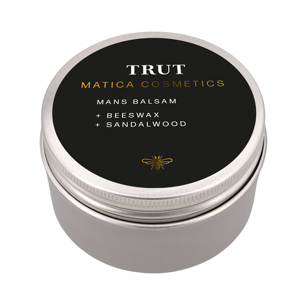 Der Balsam TRUT enthält Sandelholzöl, Bienenwachs, Jojobaöl, Sheabutter und Vitamin E für intensive Pflege, Feuchtigkeit und Hautschutz.