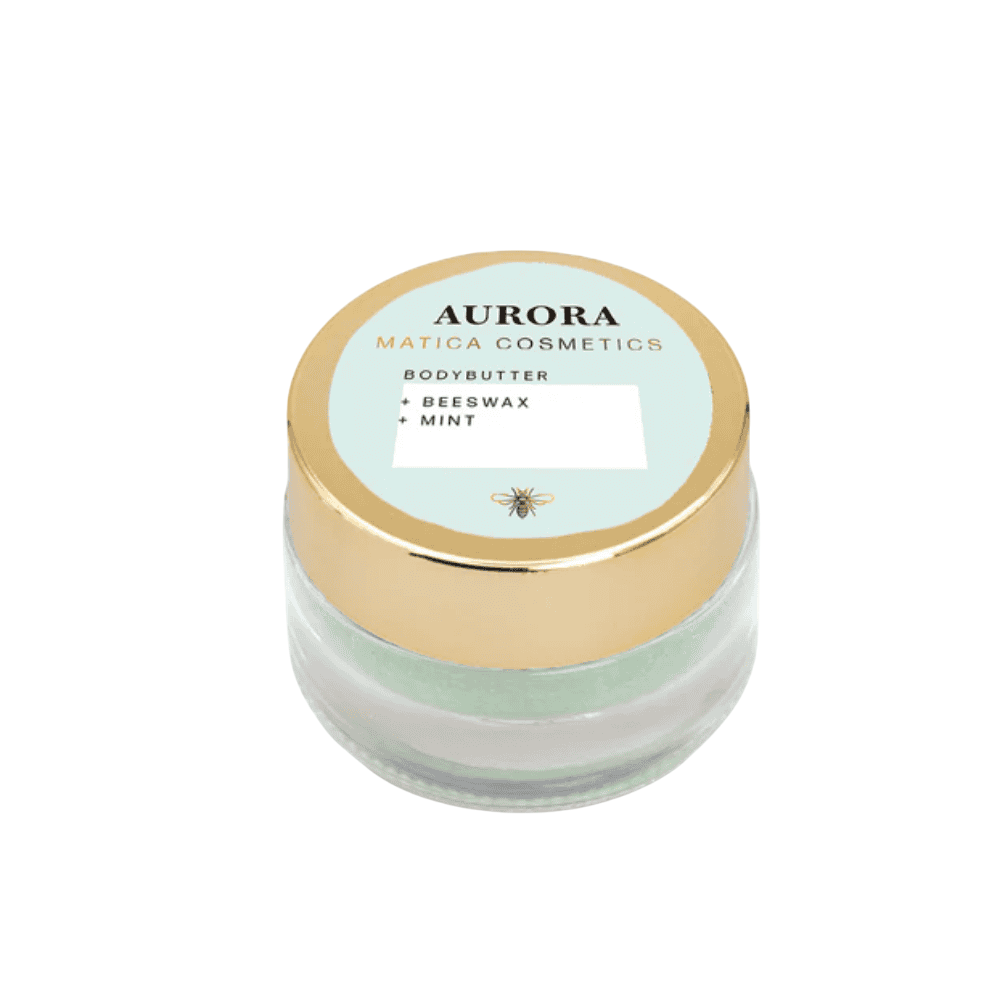 Körperbutter AURORA in der Reisegröße– erfrischende Minz-Formulierung, mit Pfefferminzöl, Bienenwachs und Vitamin E. Schützt, pflegt und verleiht geschmeidige Haut. Umweltfreundlich verpackt.