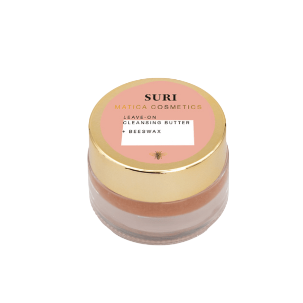 Die Cleansing Butter SURI reinigt sanft, spendet Feuchtigkeit und schützt mit Bienenwachs. Sie hinterlässt die Haut weich und verleiht einen natürlichen Glow.





