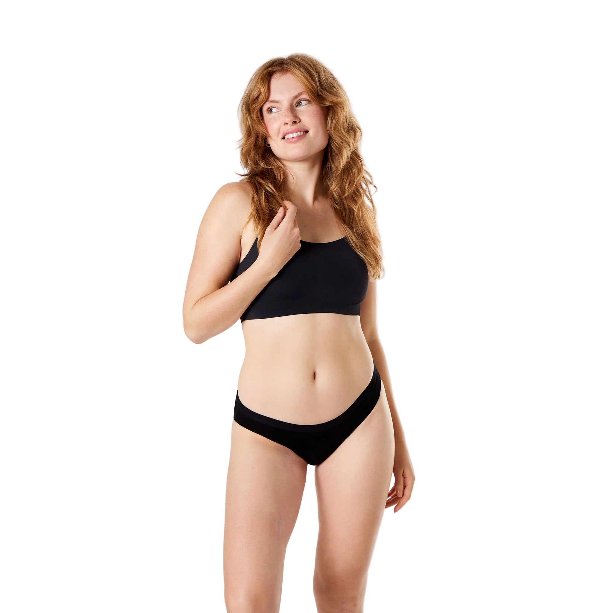 Frau trägt Femtis INSA Periodenunterwäsche Schwarz – Frontansicht, 4-lagiger Schutz, Bio-Baumwolle, vegan
