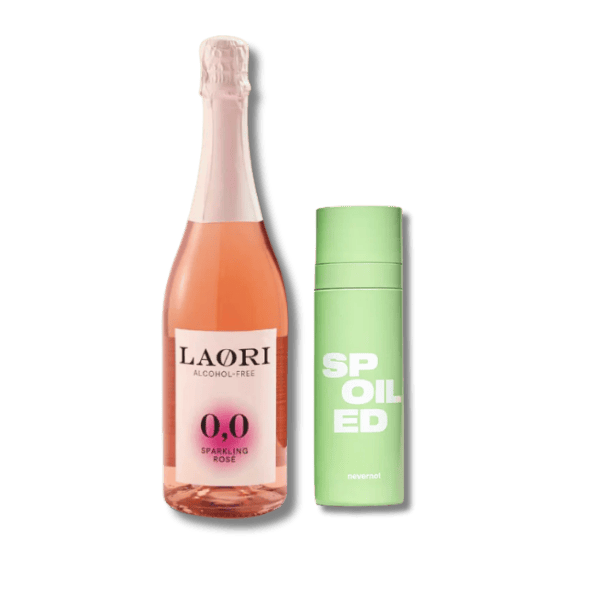 Genuss trifft sinnliche Pflege: Laori Rose alkoholfreier Schaumwein für entspannte Momente, kombiniert mit SPOILED Öl – pflegt sanft die Haut, auch im Intimbereich. Vegan & nachhaltig.