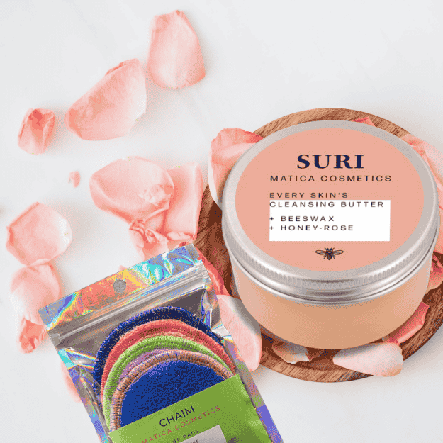 suri-zero-waste-abschmink-set mit rosenbätter im Hintergrund