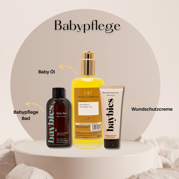 Das Bild zeigt ein liebevoll arrangiertes Baby Pflege Set bestehend aus drei Produkten: einer Tube Wundschutzcreme, einer Glasflasche Babyöl LIV und einer Flasche Baby Schaumbad.