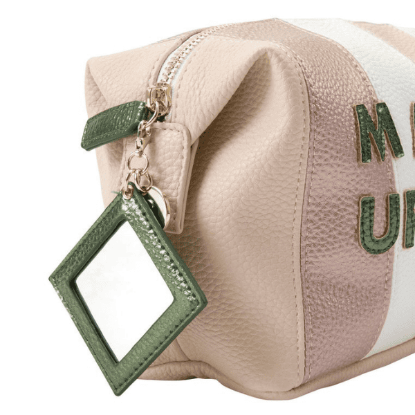 tylische IPHORIA Kosmetiktasche aus pflegeleichtem Kunstleder – vegan, robust und lederähnlich. Perfekt für unterwegs & deine Beauty-Essentials. 