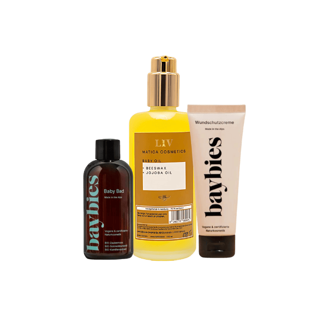 Das Bild zeigt ein Baby Pflege Set bestehend aus drei Produkten: einer Wundschutzcreme, einem duftstofffreien Babybad und einem pflegenden Babyöl. 