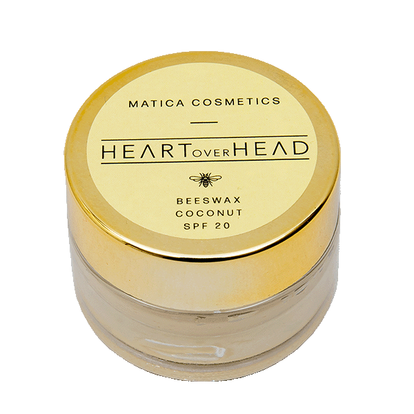 von Matica Cosmetics zeigt sich in einer eleganten, minimalistischen Verpackung und betont ihre natürliche, pflegende Wirkung für Tattoos.