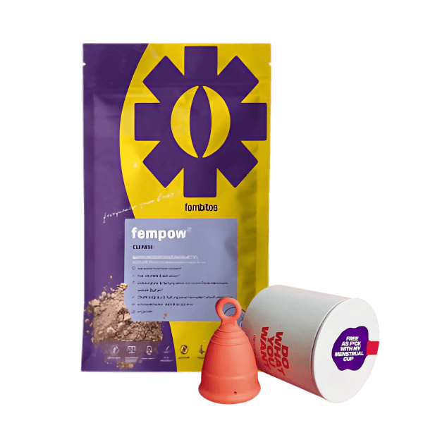 Das Bundle zeigt fempow® CLEANSE Pulver neben der nachhaltigen nevernot Menstruationstasse – deine perfekte Kombi für hormonfreundliche Detox- & Periodenpflege.