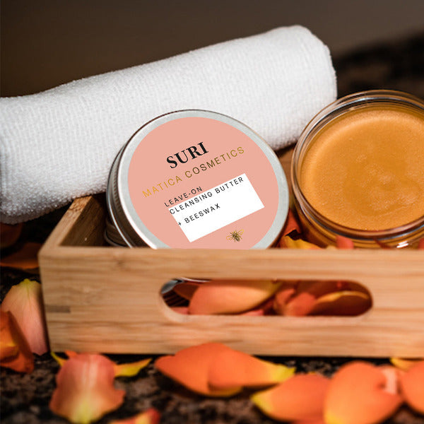 Die samtige Textur der Cleansing Butter SURI schmilzt sanft auf der Haut, reinigt gründlich und spendet Feuchtigkeit für eine gepflegte, frische Haut.