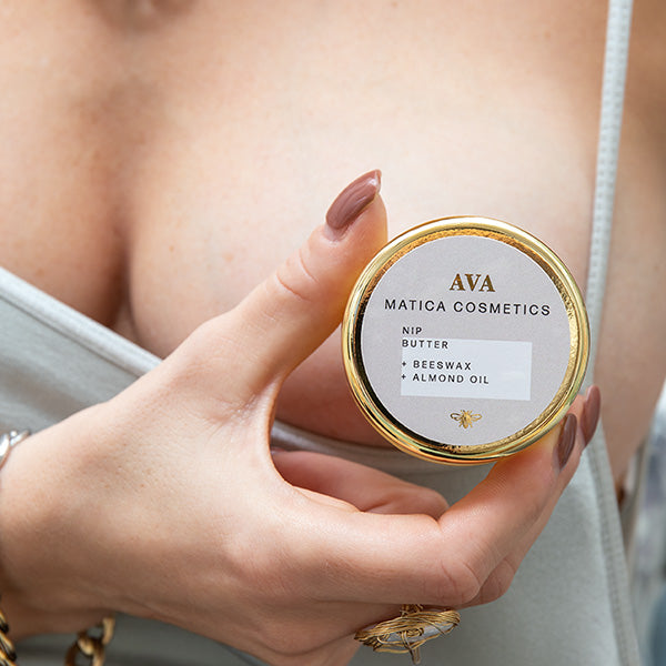 AVA Nip Butter von Matica Cosmetics– Pflege für gereizte Haut mit Bienenwachs, Mandel- & Olivenöl. Bis zu 100 % natürliche Inhaltsstoffe, nachhaltig und umweltfreundlich.